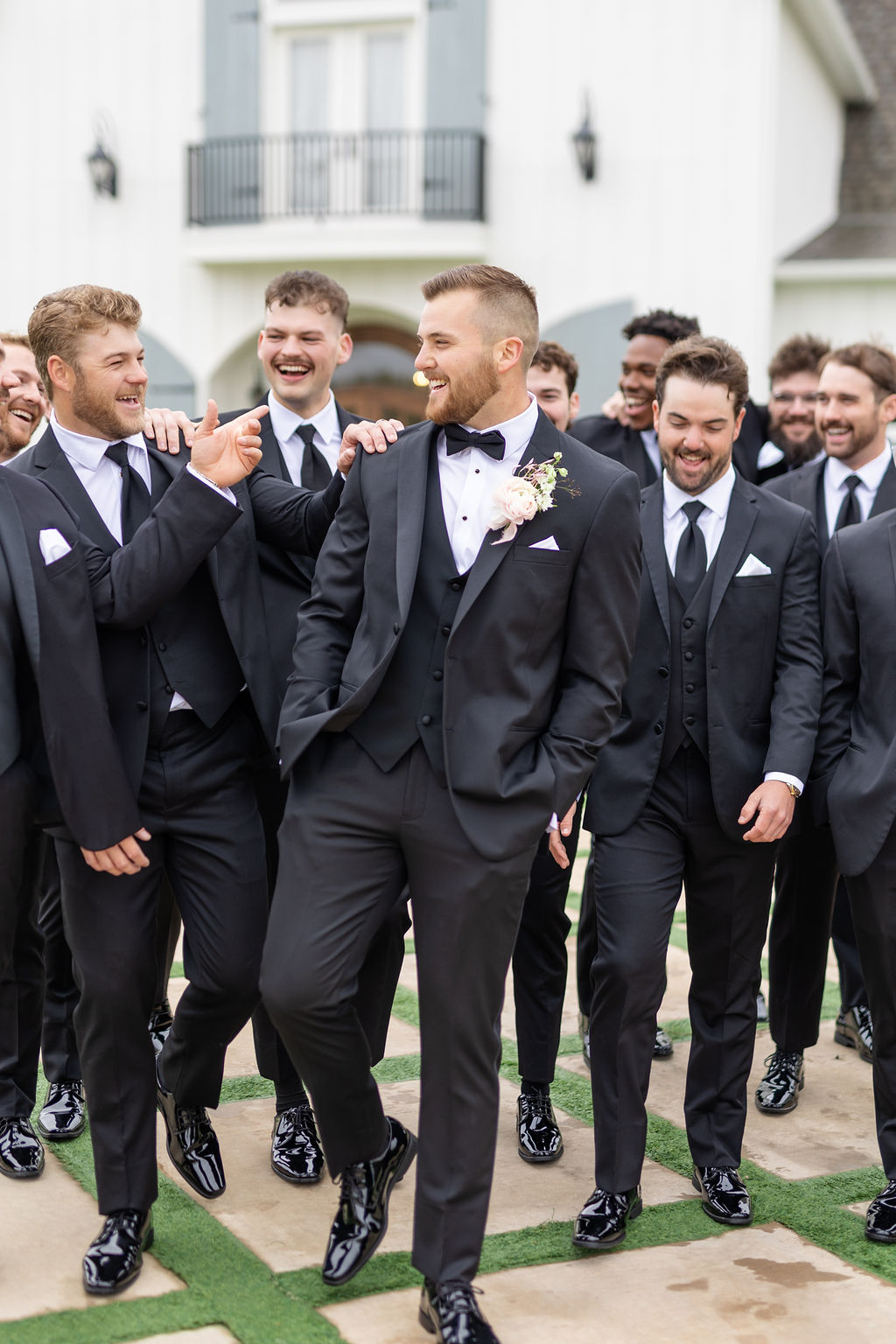 groom and groomsmen photo ideas