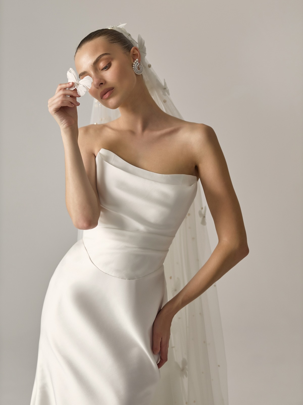 bride wearing minimalistic strapless wedding dress