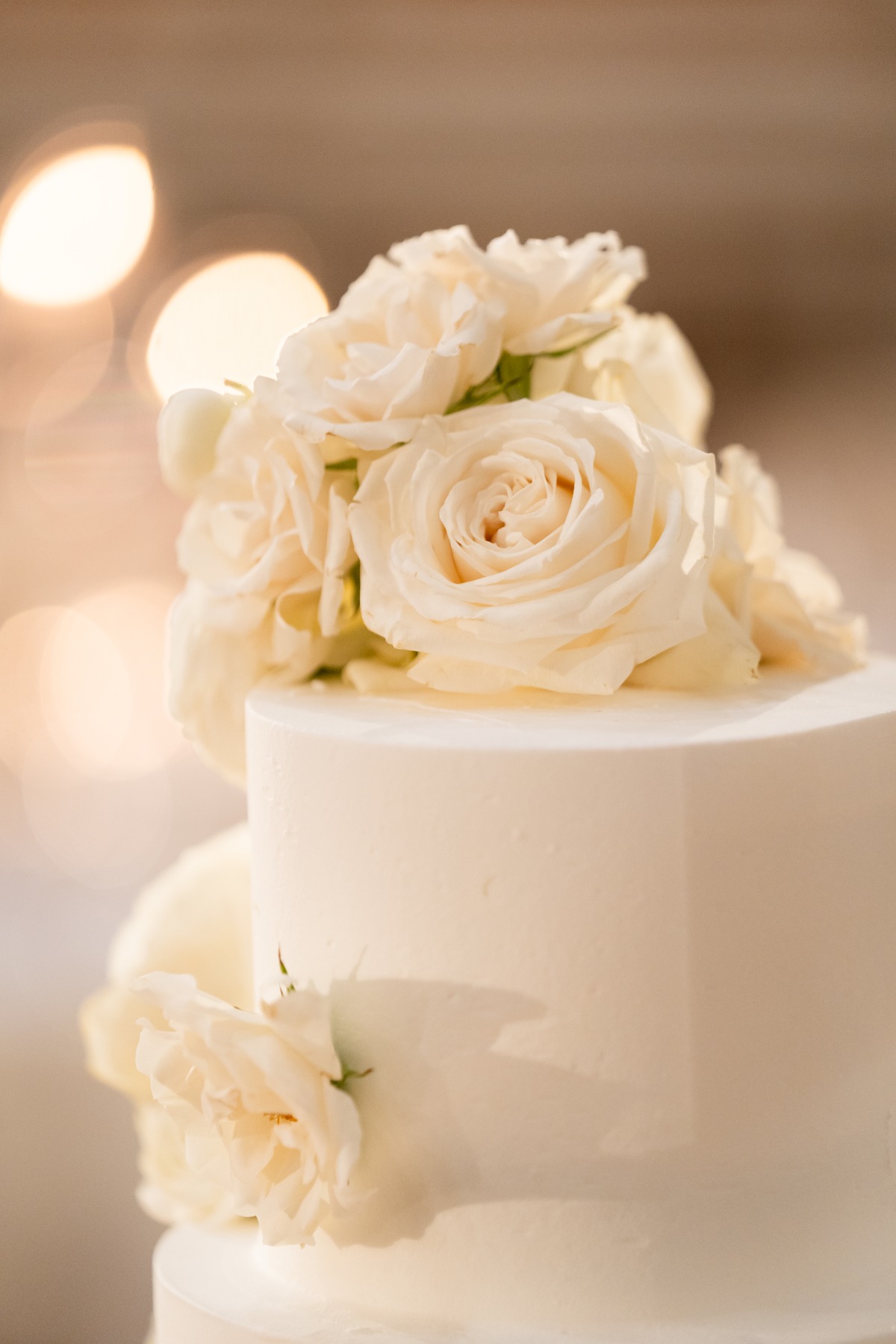 white roses for wedding cake
