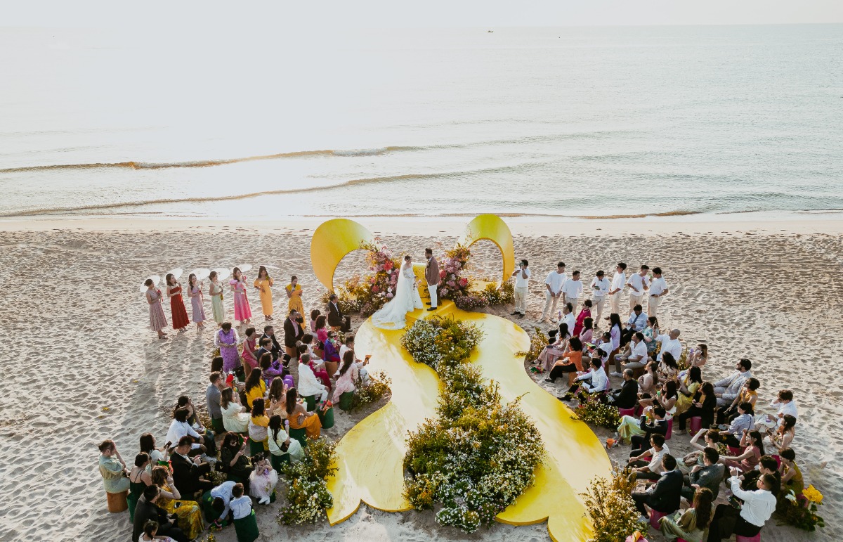 yellow bow wedding aisle