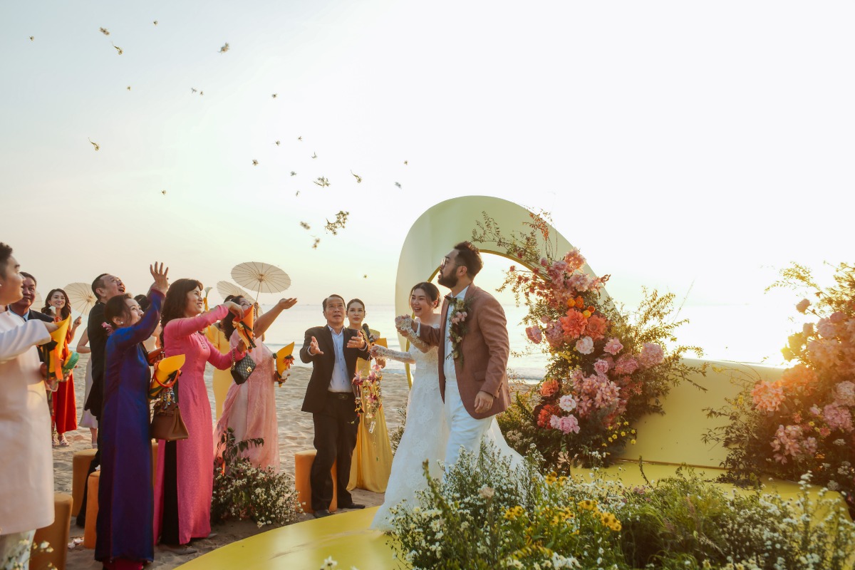 unique wedding aisle