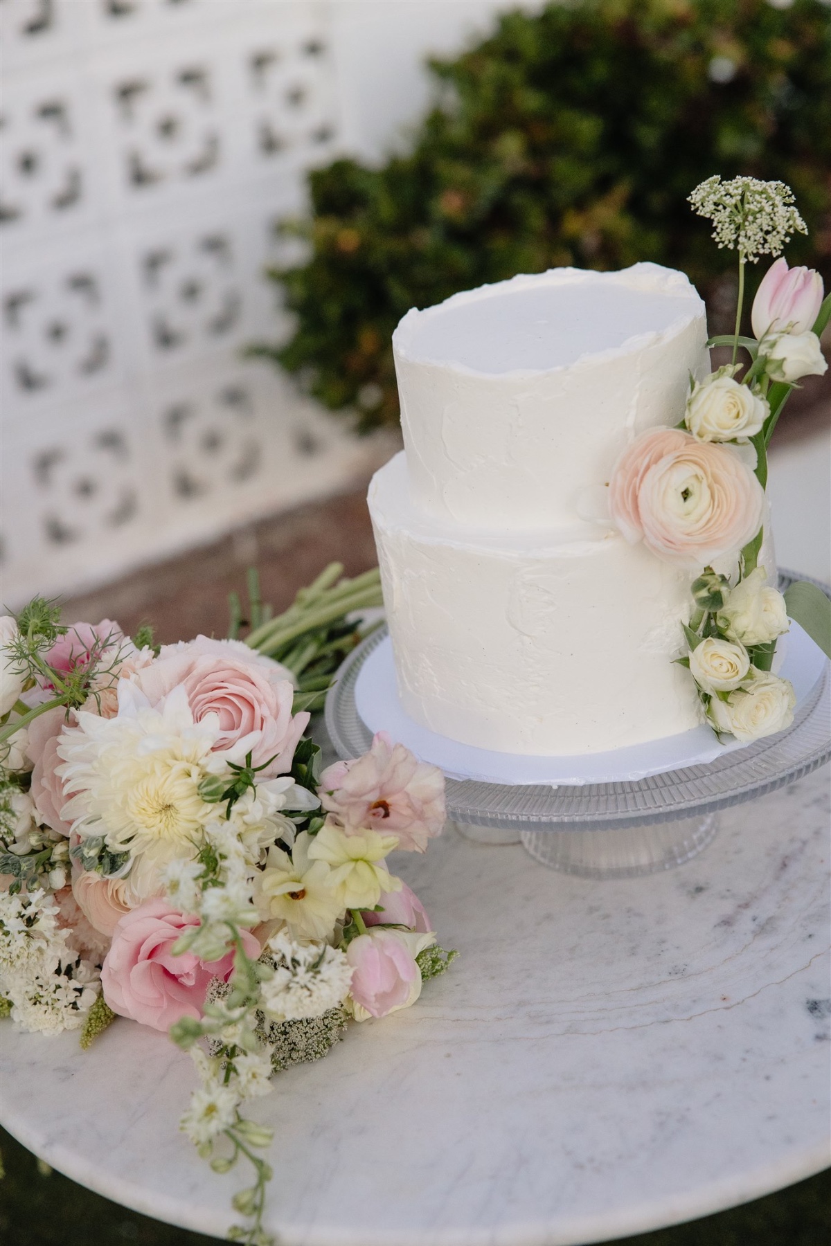 wedding cake with queen anne's lace