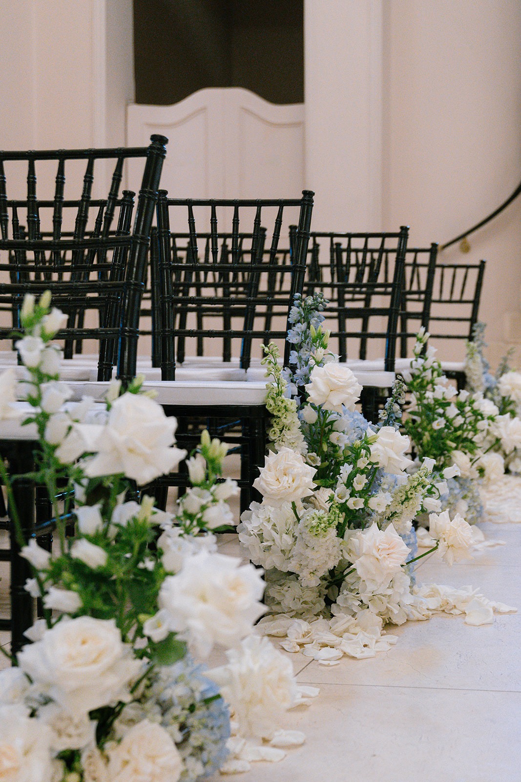 blue and white ceremony flowers