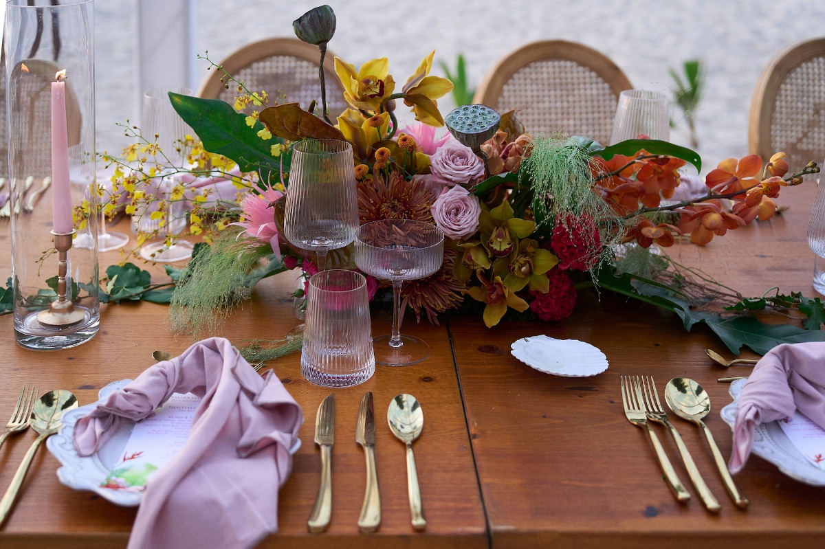 dusty pink roses and tropical centerpieces