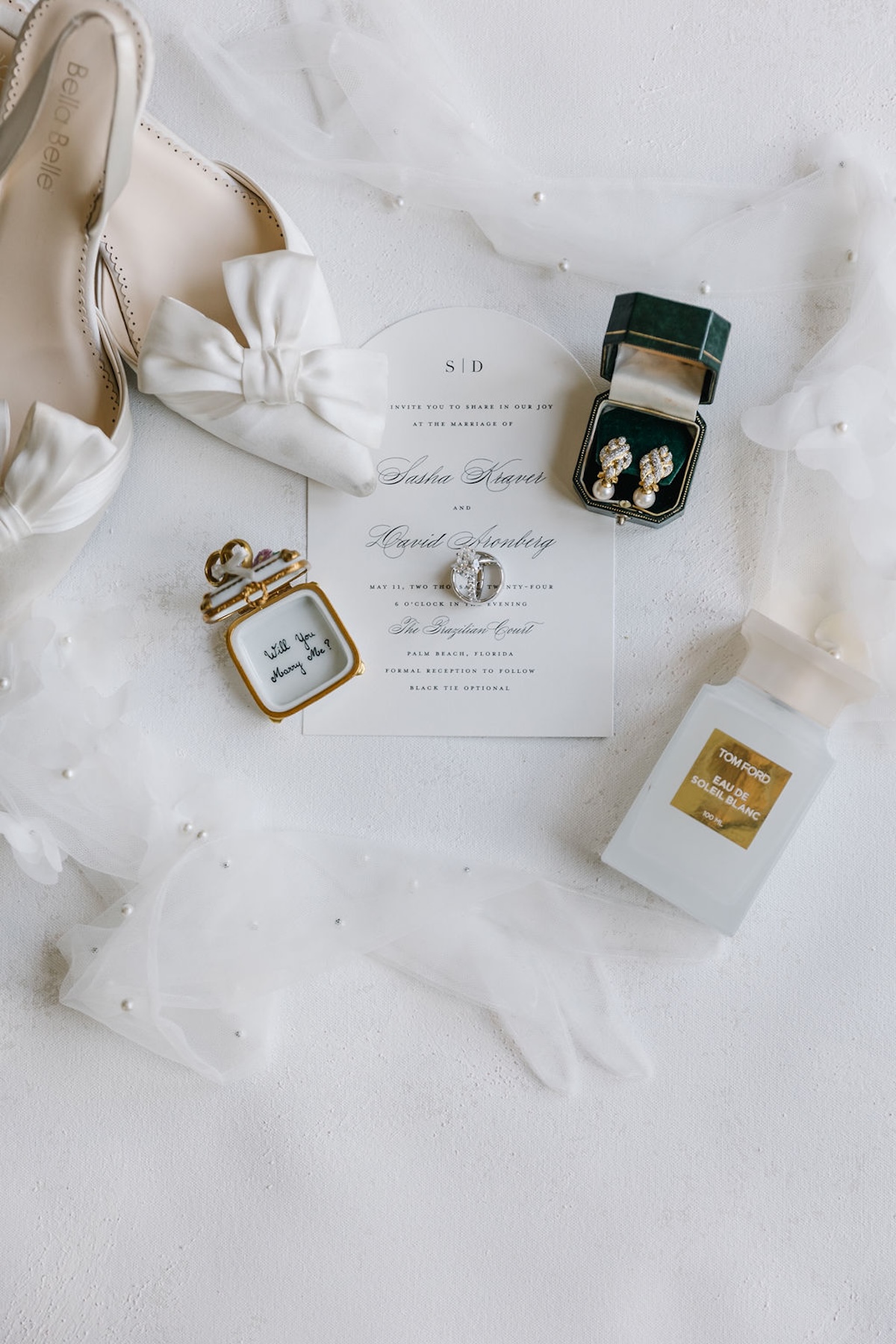 bridal gloves with pearls