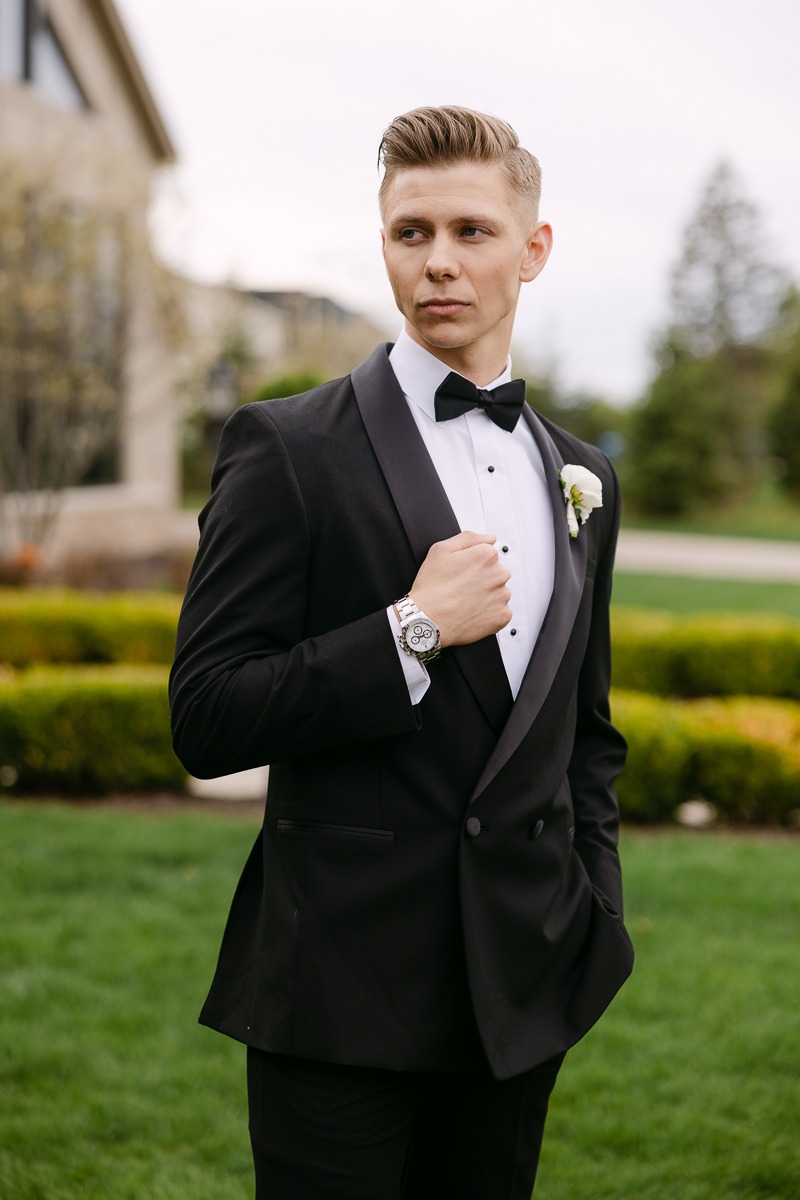 groom in black tuxedo
