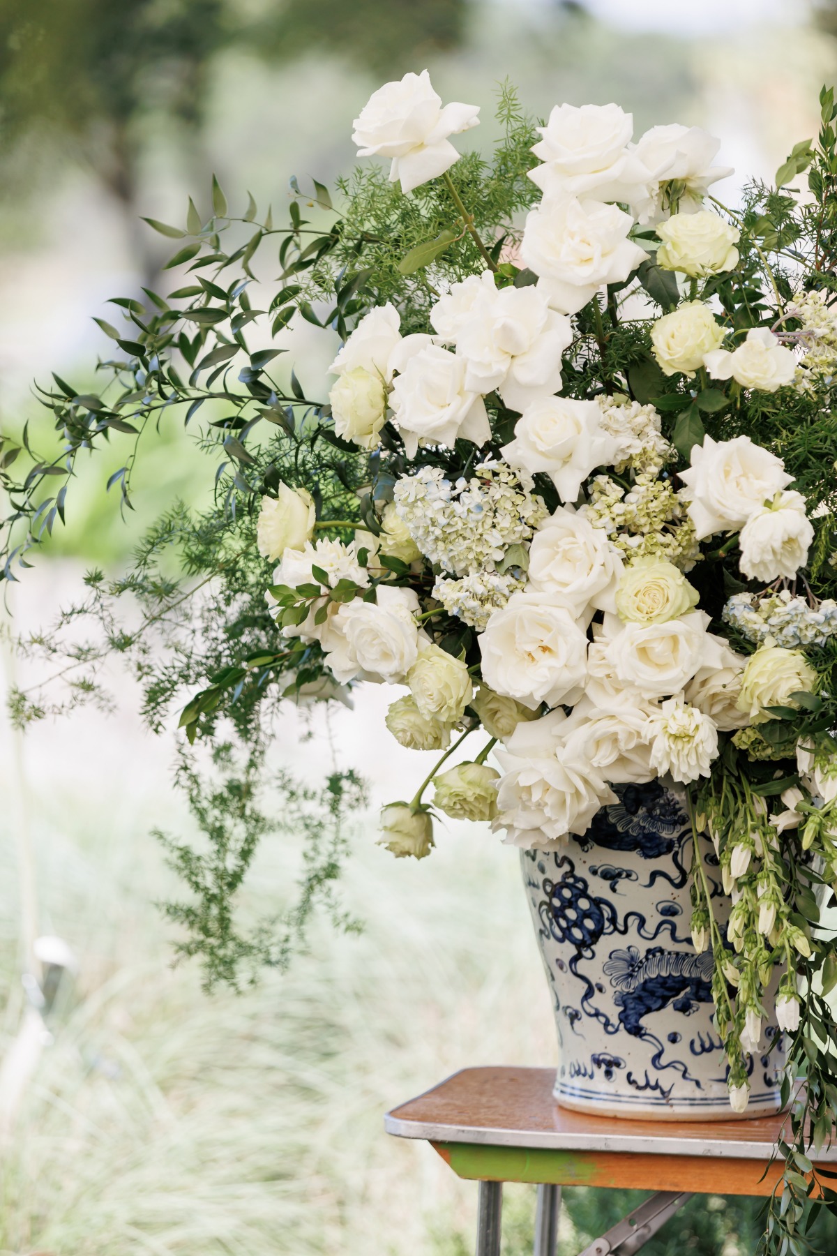 white wedding flower arrangements 