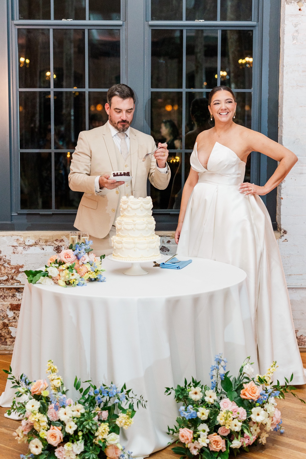 white wedding cake 