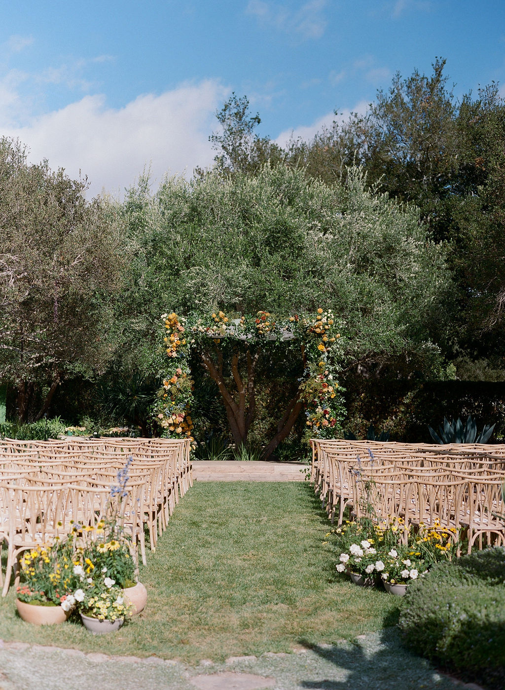fall-inspired wedding ceremony flower design