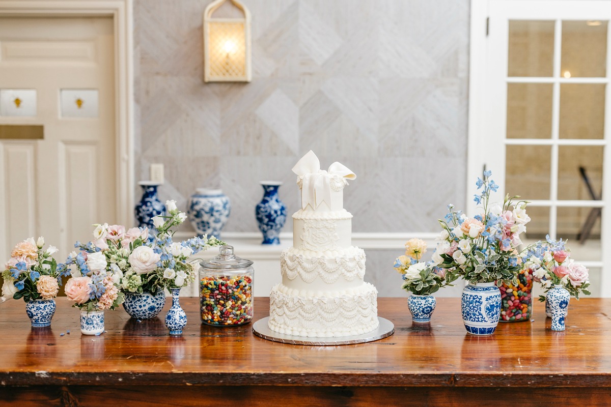 wedding cake with bows