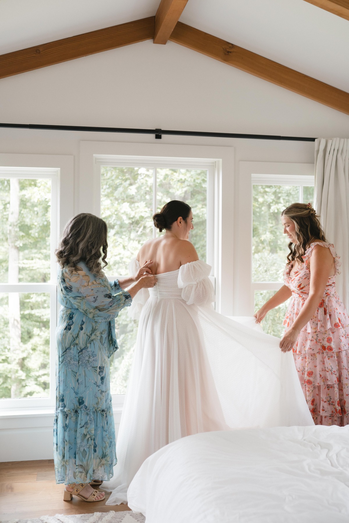 bride getting ready photo ideas