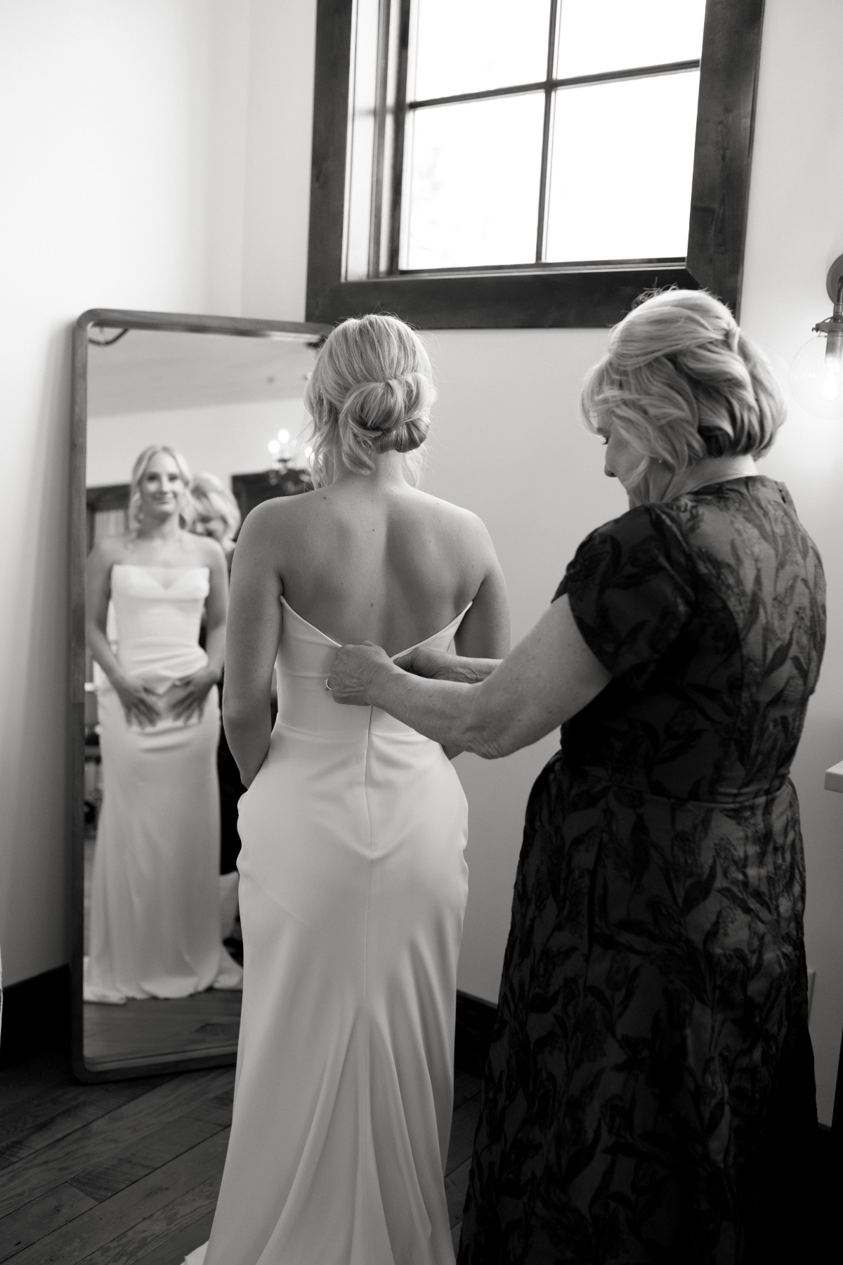 mother zipping up bride photo ideas