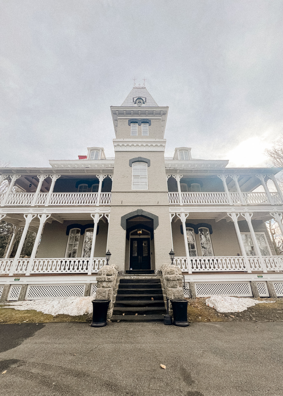 timeless-cinderella-romance-at-manoir-maplewood-quebec-00