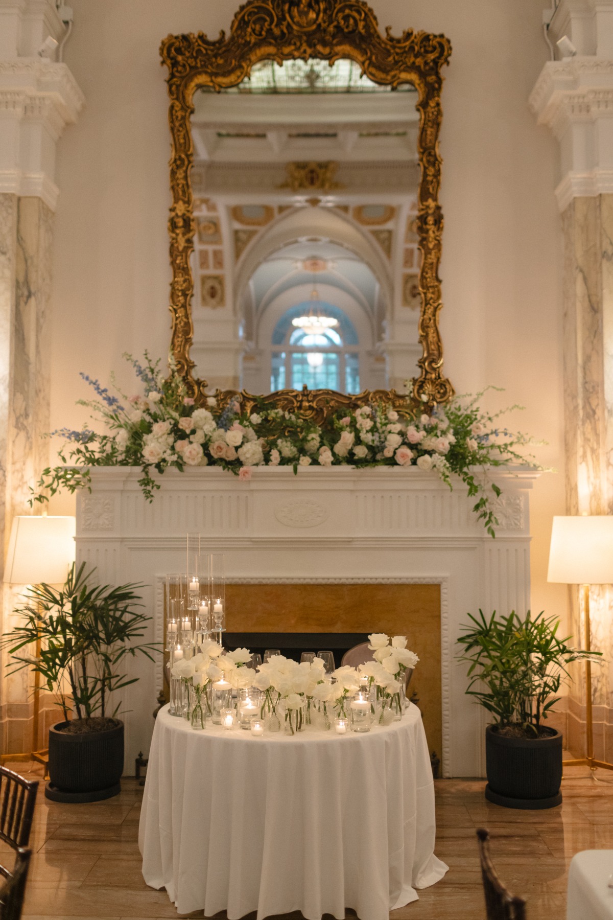 white rose and candlelight sweetheart table