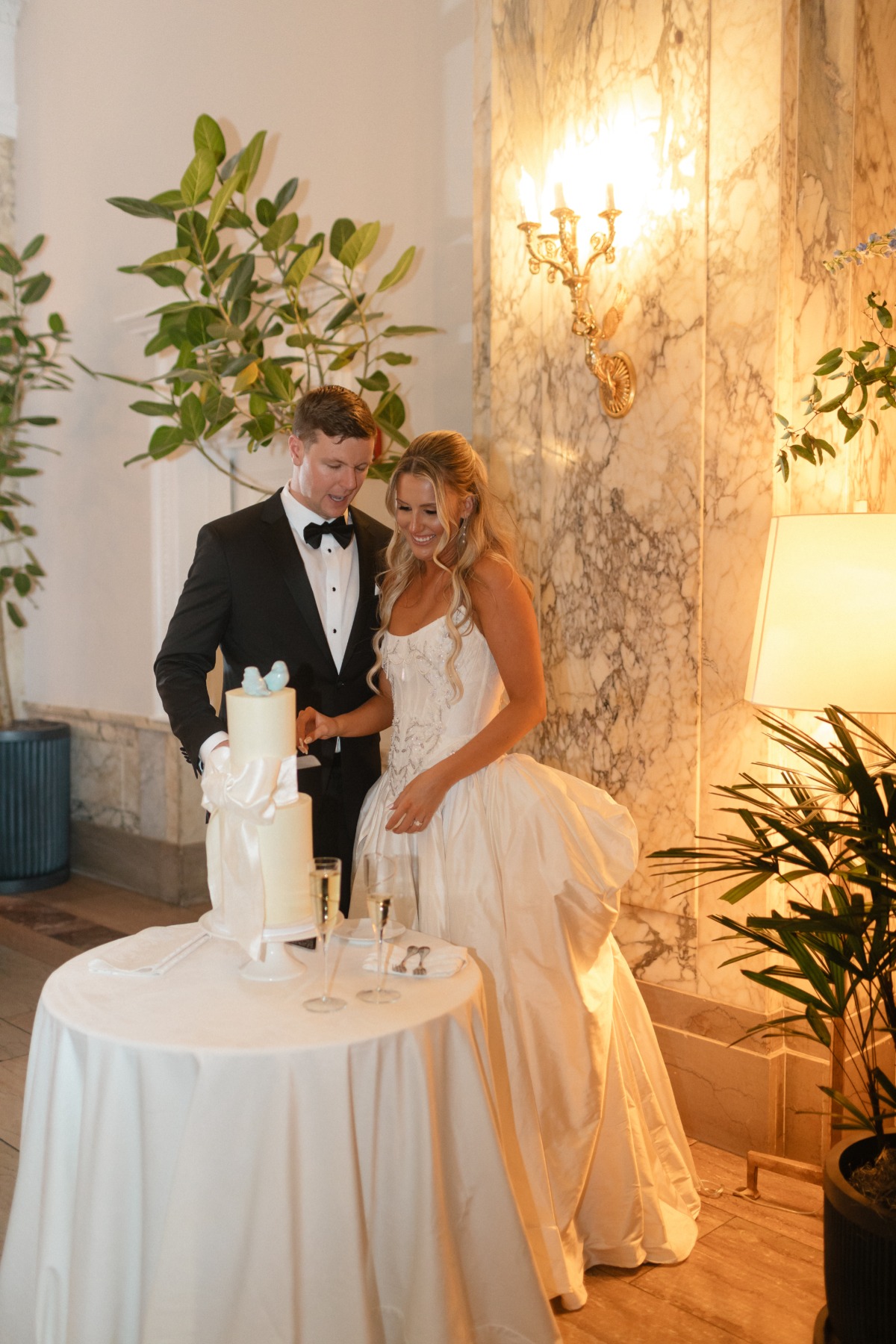 bow wedding cake