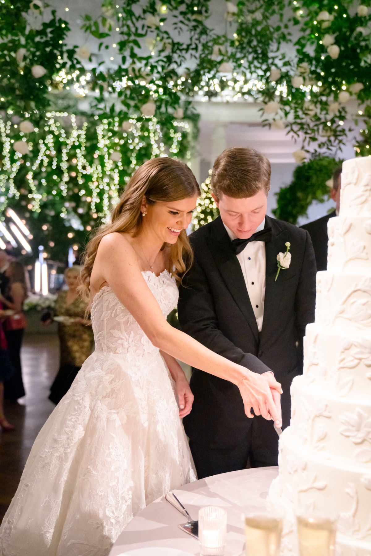 wedding cake cutting photo ideas