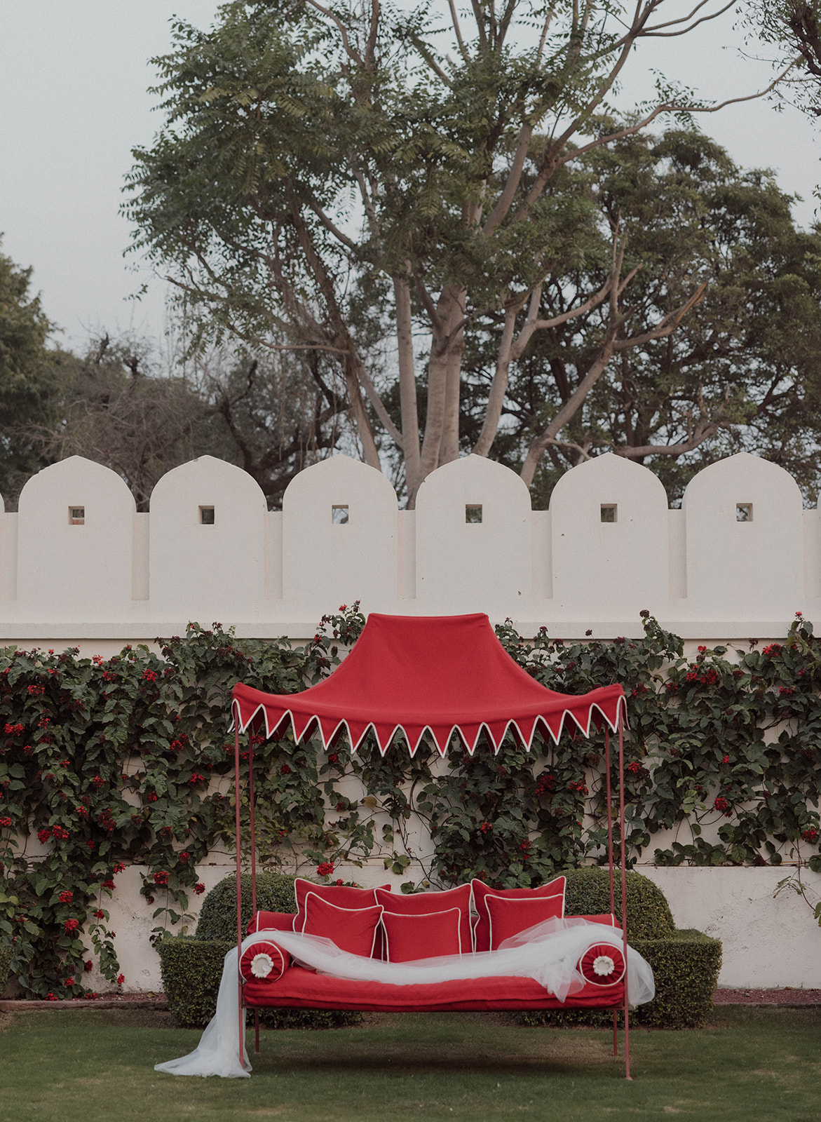 red outdoor lounge ideas for wedding
