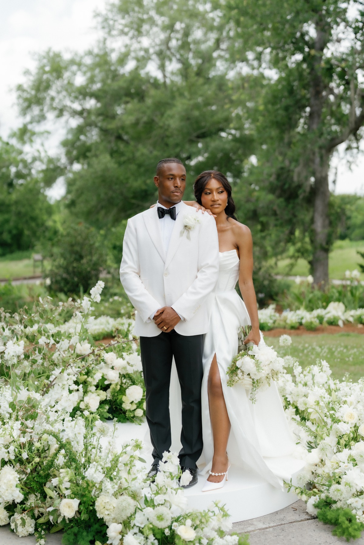 monochromatic wedding ceremony ideas