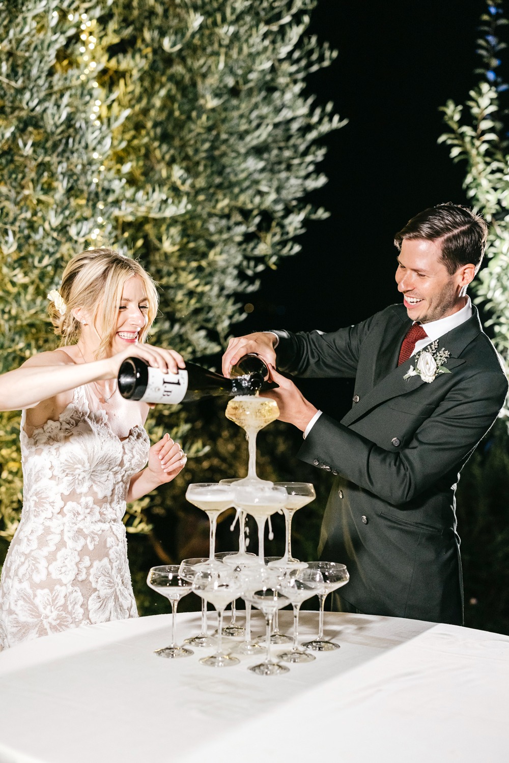how to pour champagne tower at your wedding