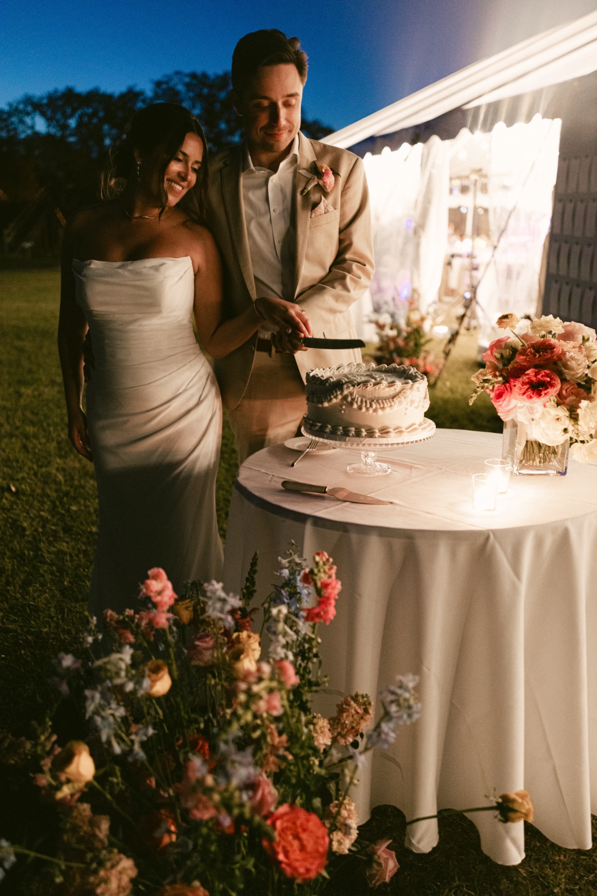 cake cutting wedding photo ideas
