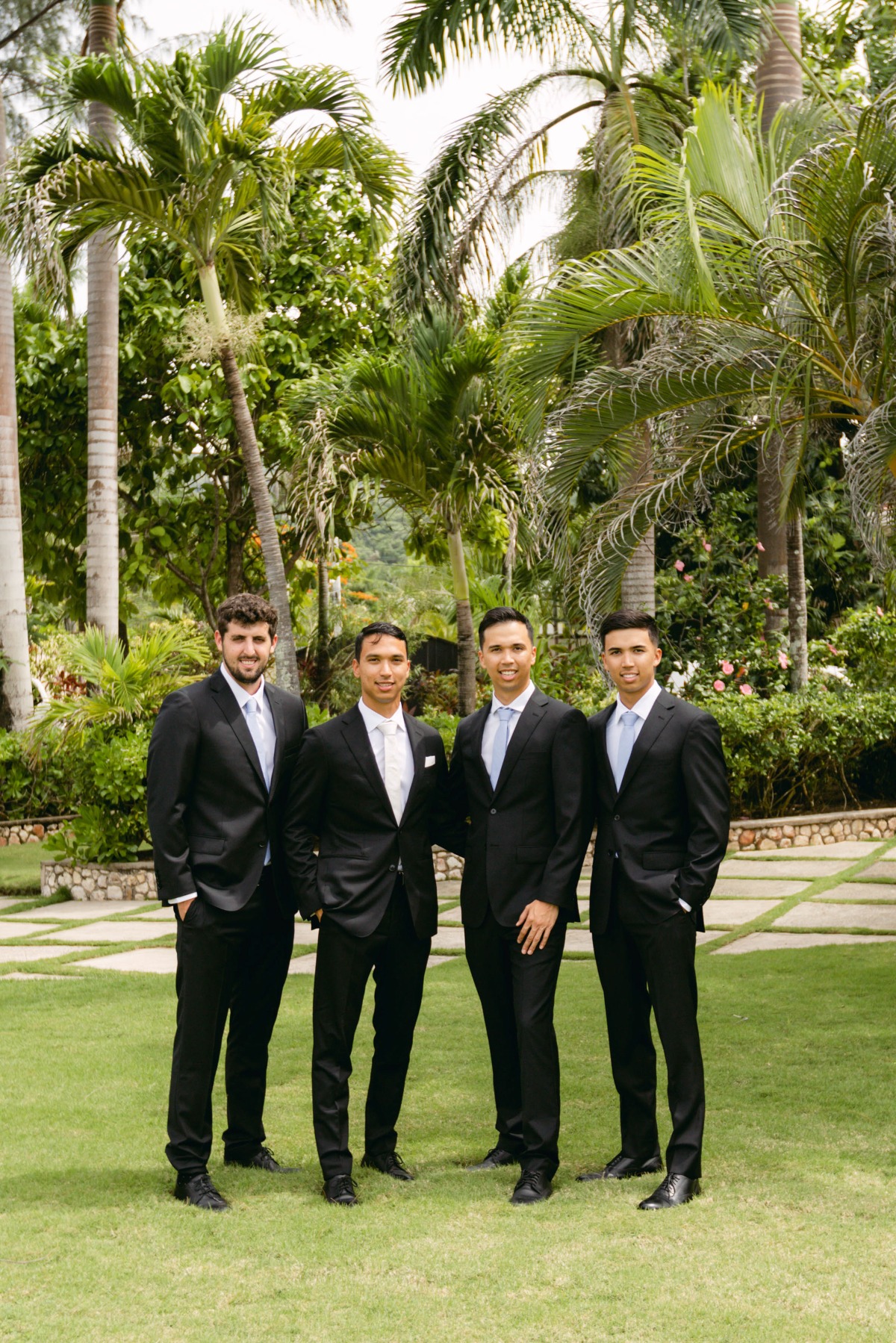groom and groomsmen portrait ideas