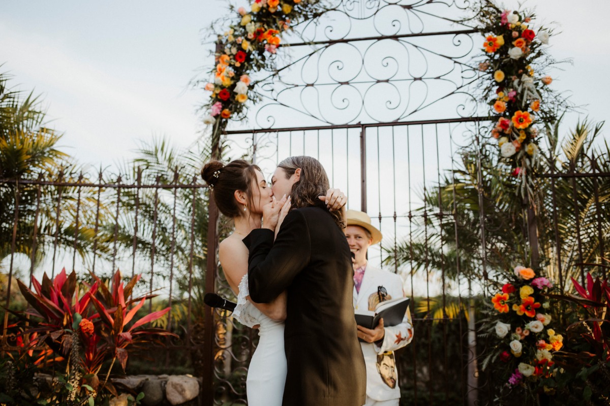 wedding kiss photo ideas