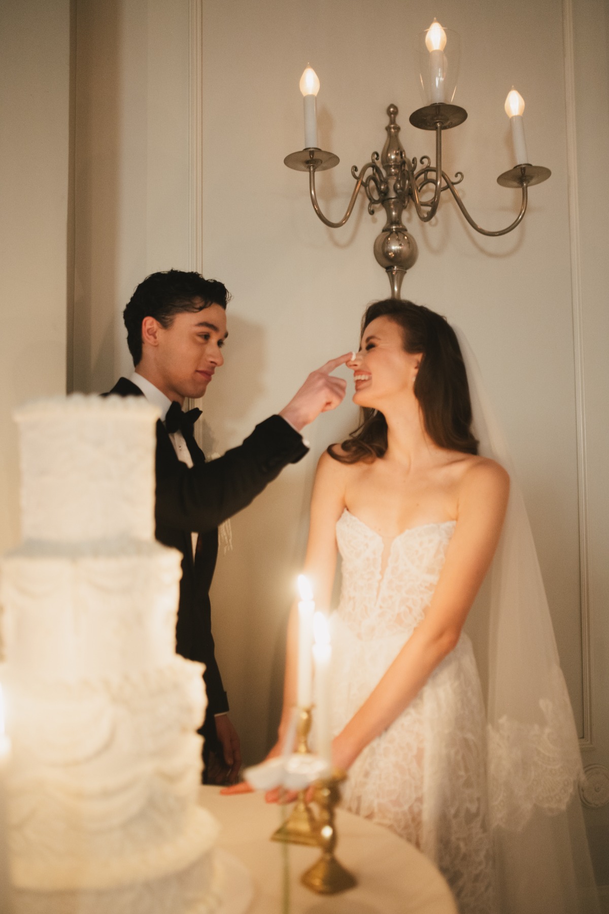 cute cake cutting photo ideas for wedding