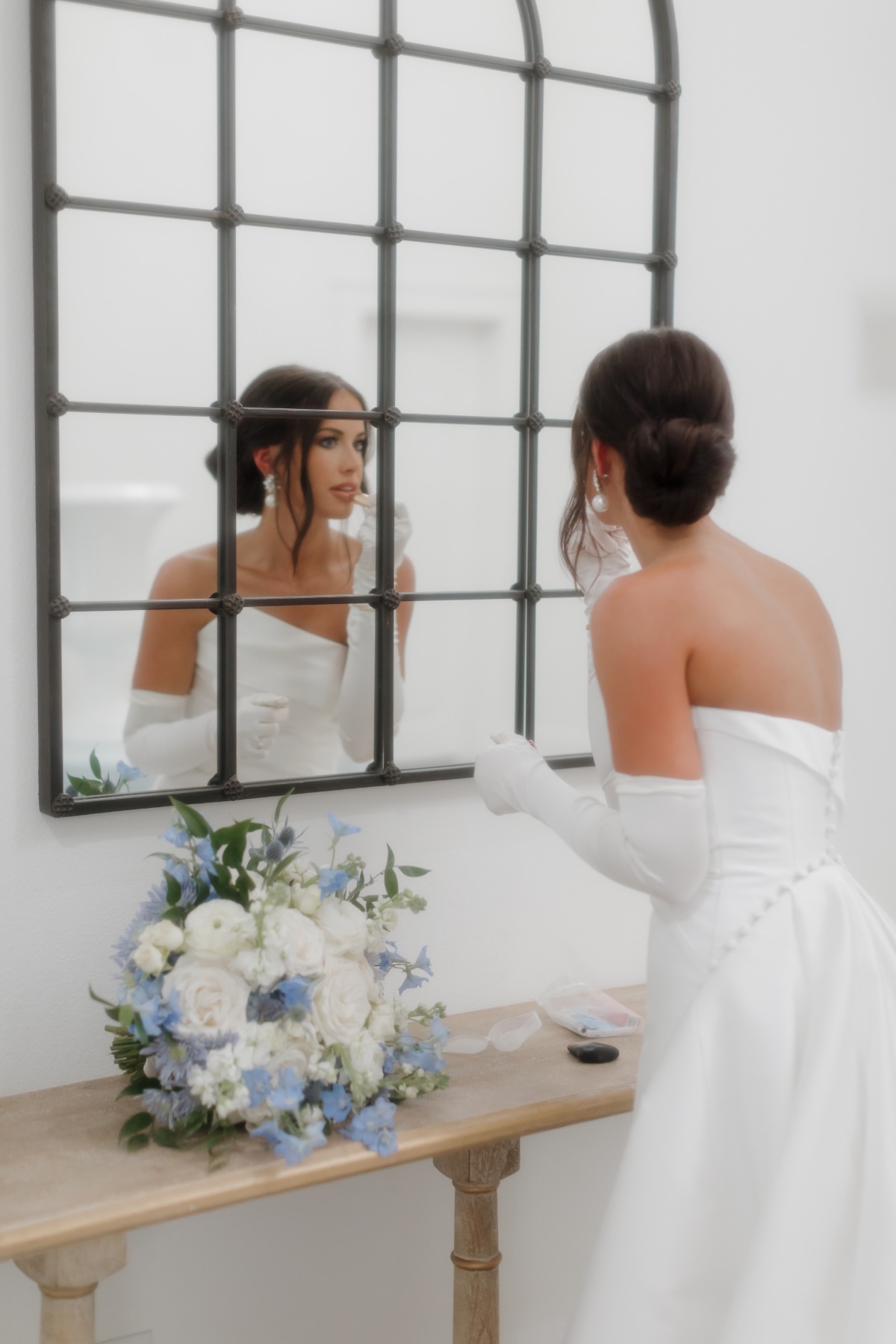 bride putting on her lipstick