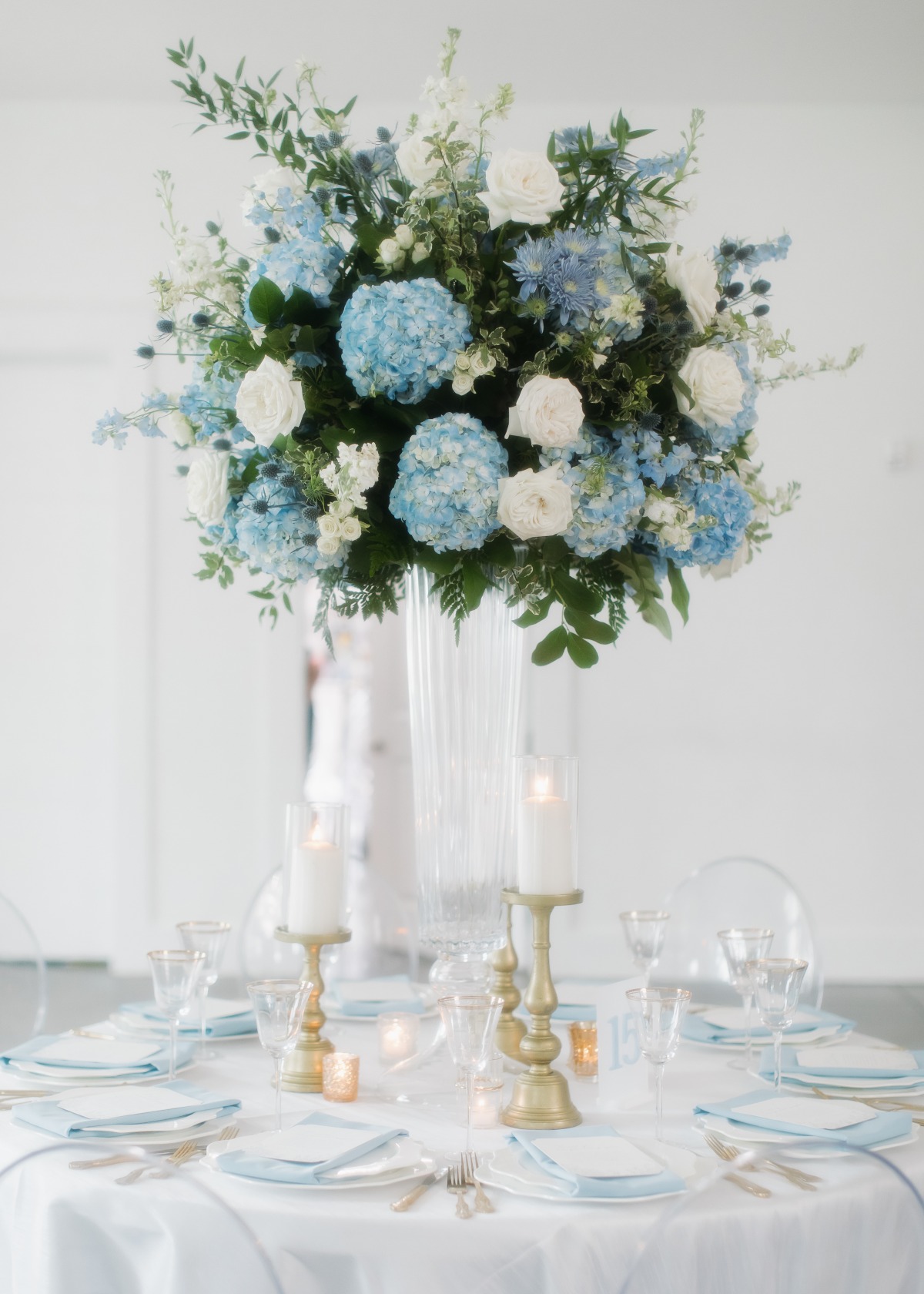 blue and white floral centerpieces for wedding