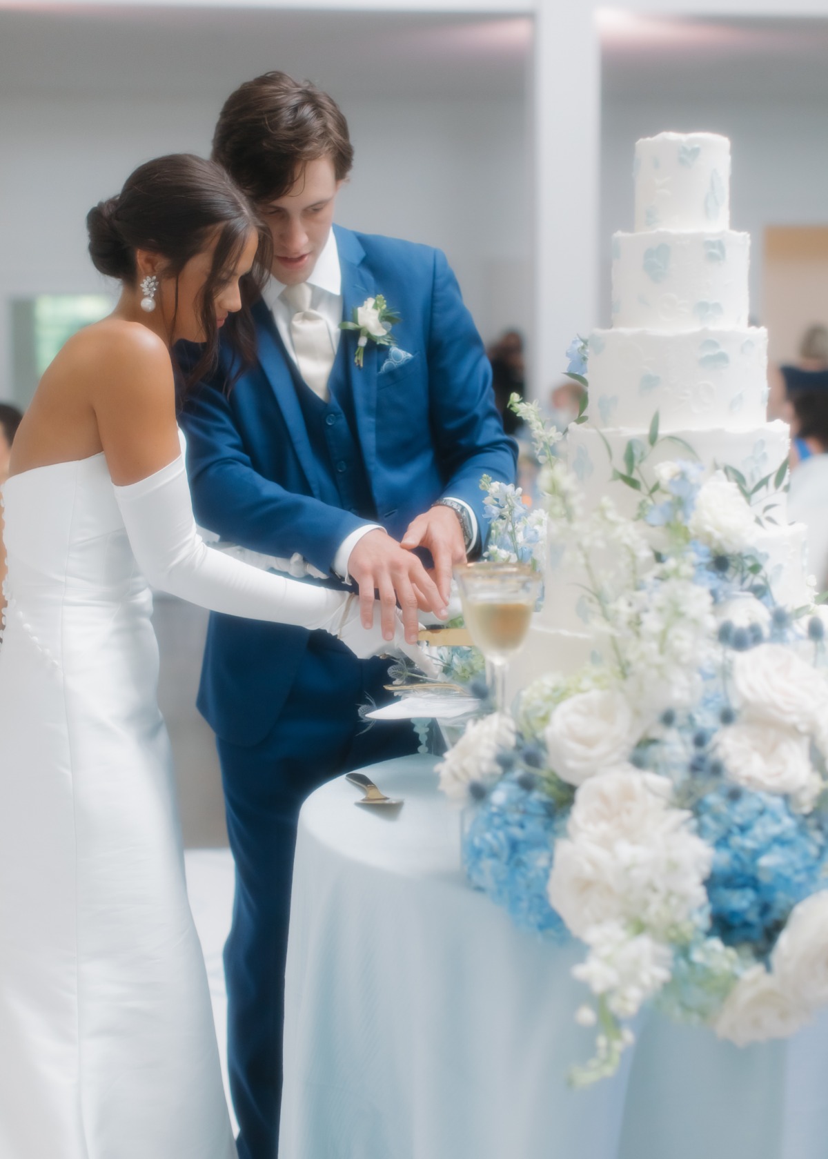 wedding cake cutting photo