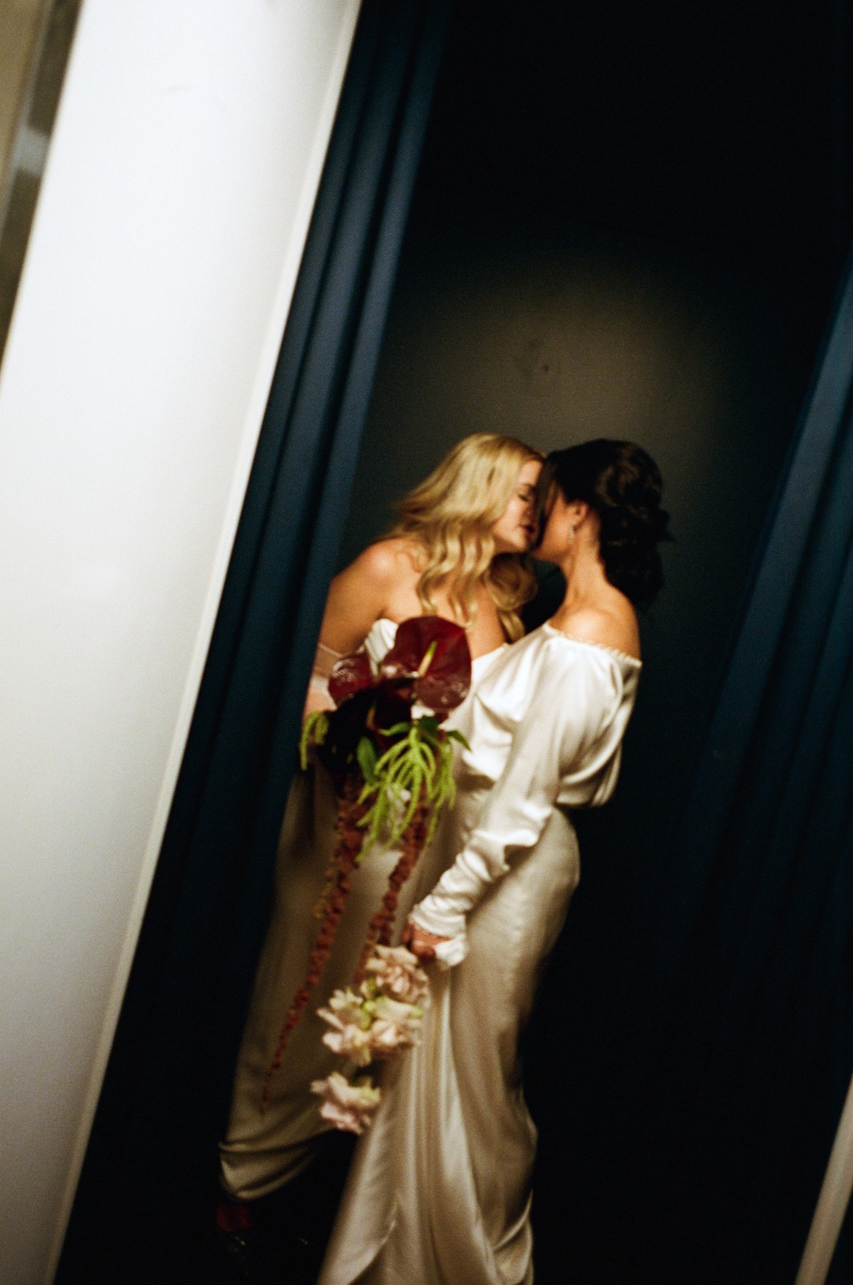 sexy elevator kiss photo idea for wedding