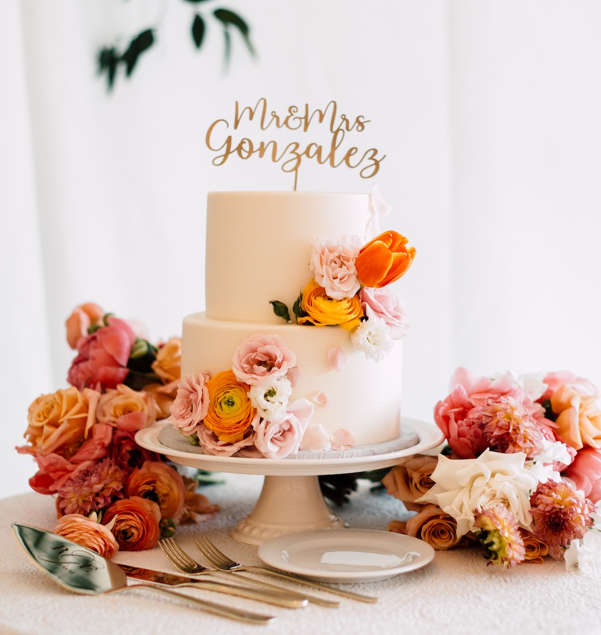 peach wedding cake with fresh flowers