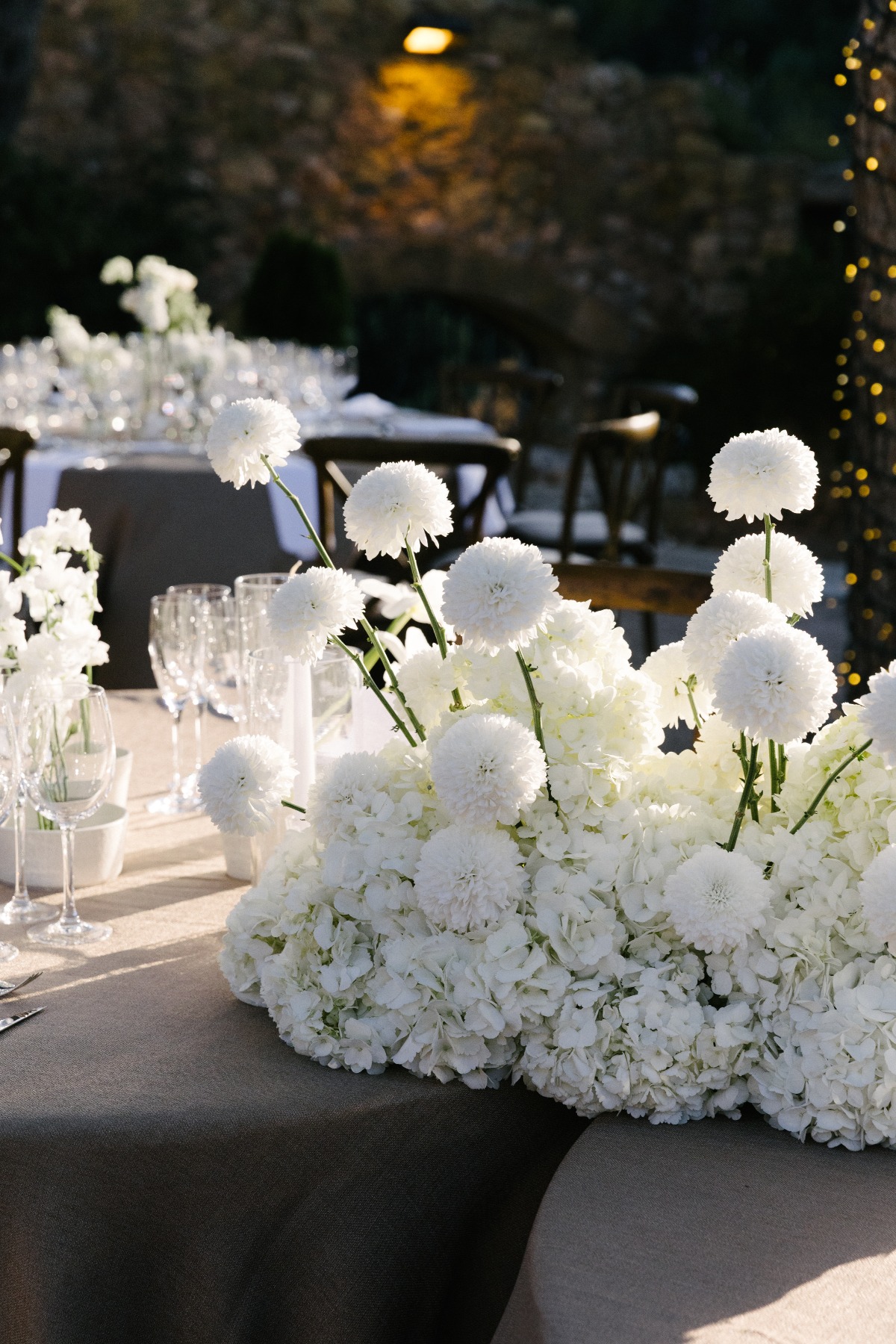 modern white flower arrangements for wedding