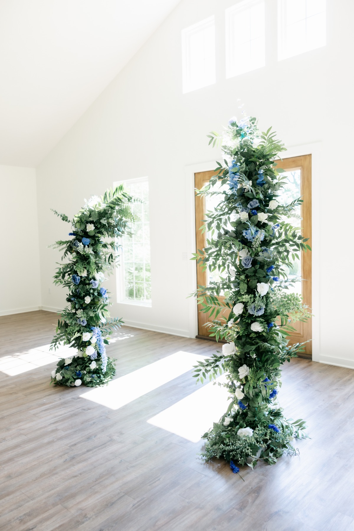 blue and white asymmetrical wedding ceremony floral columns