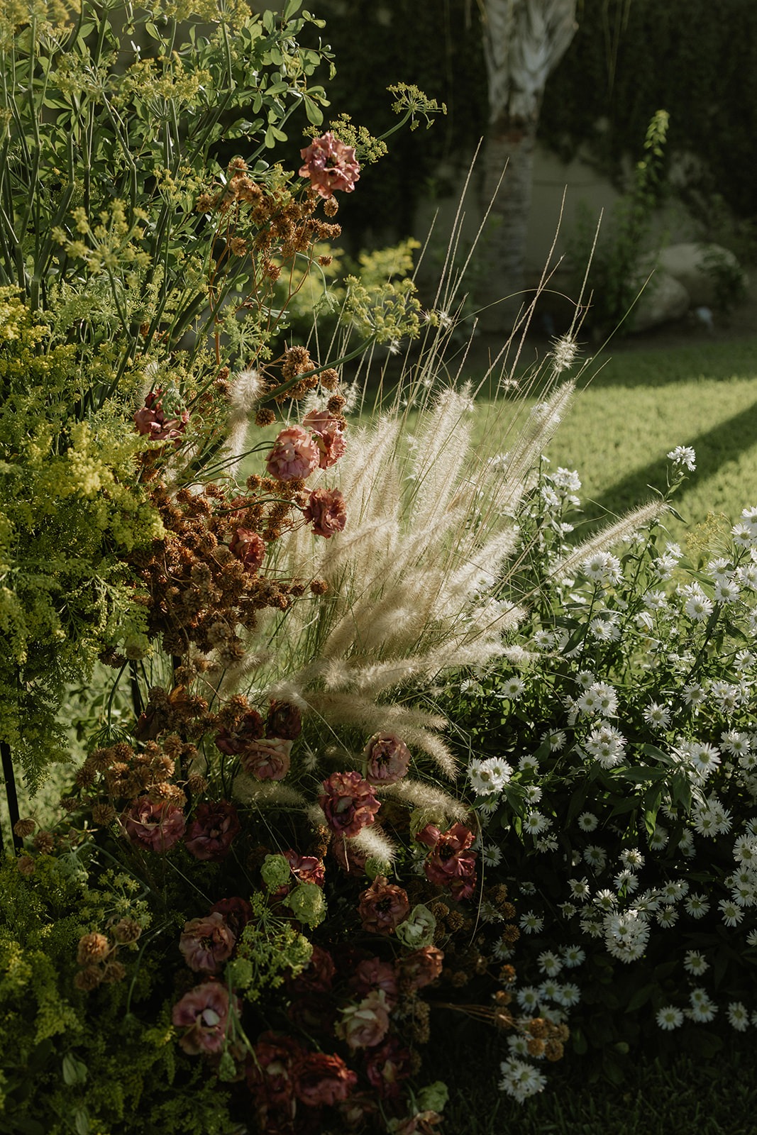 organic looking wedding flowers
