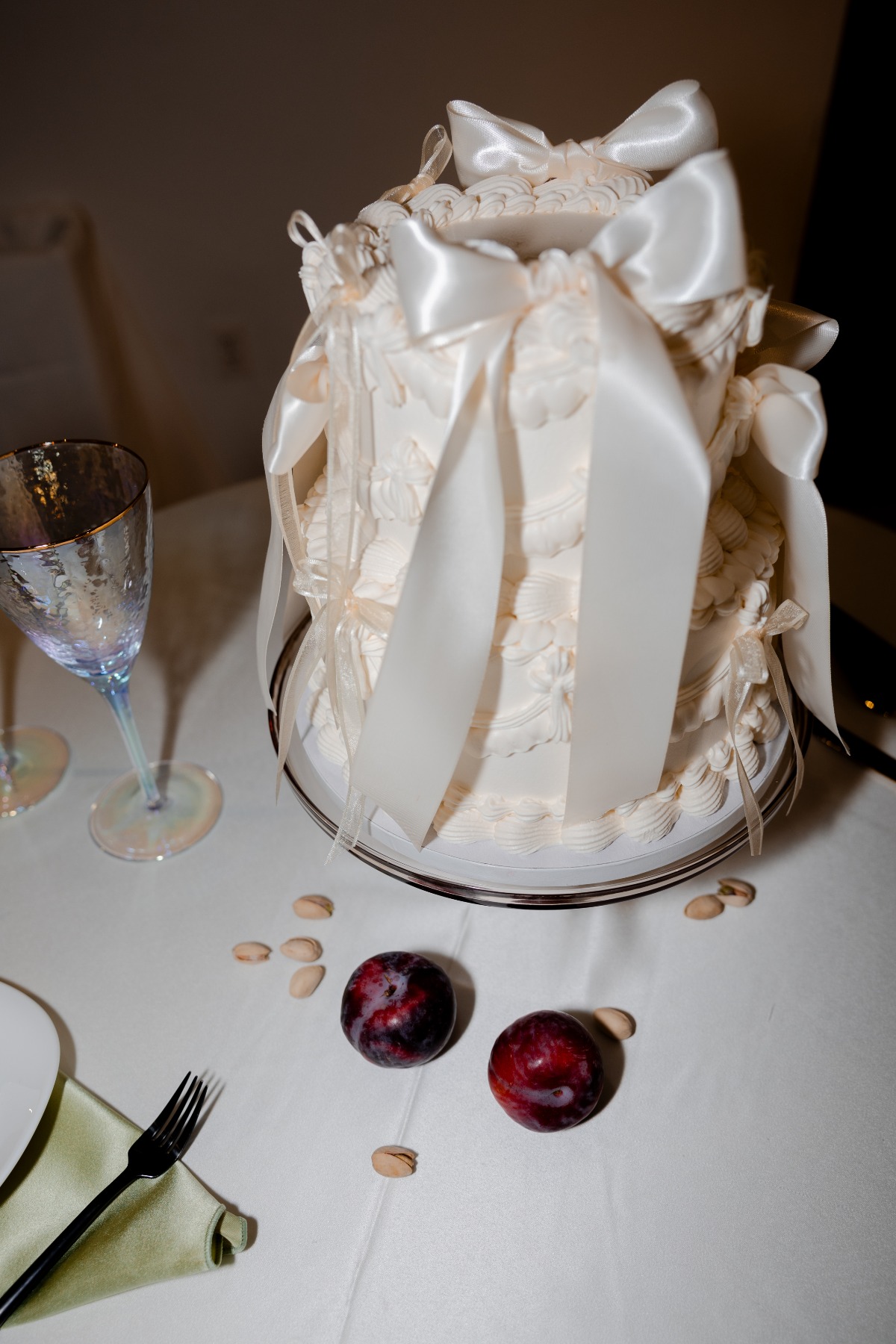 bow detail wedding cake