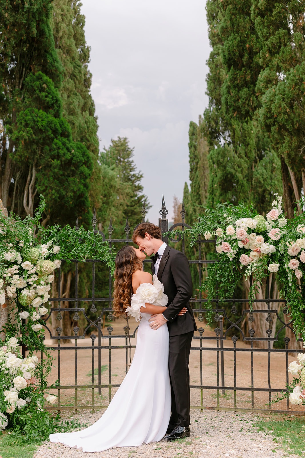 green and pink wedding ceremony in tuscany