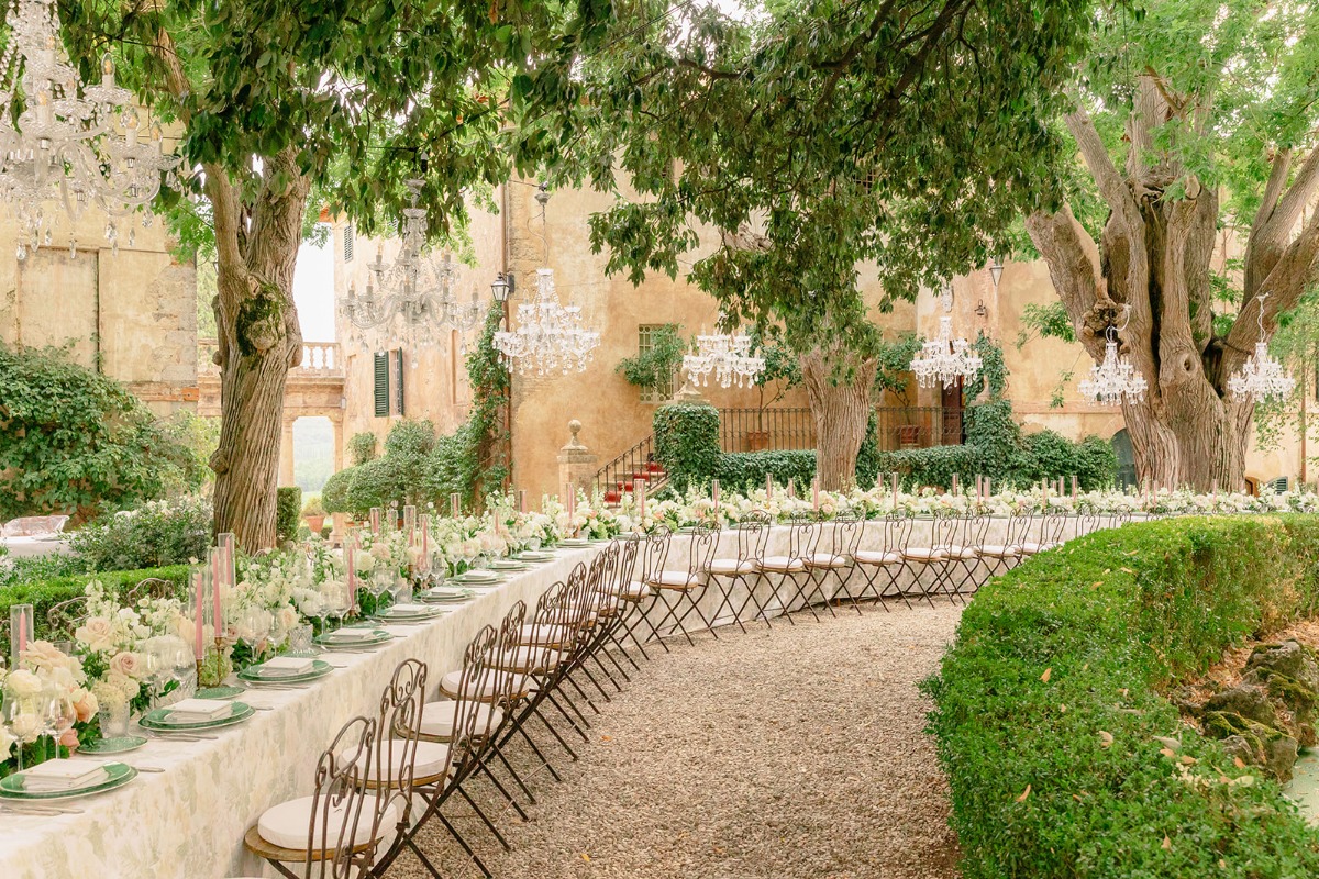 unique table arrangement ideas for courtyard wedding reception