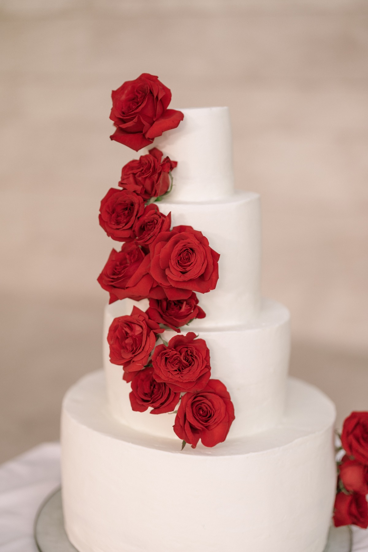 white and red wedding cake ideas