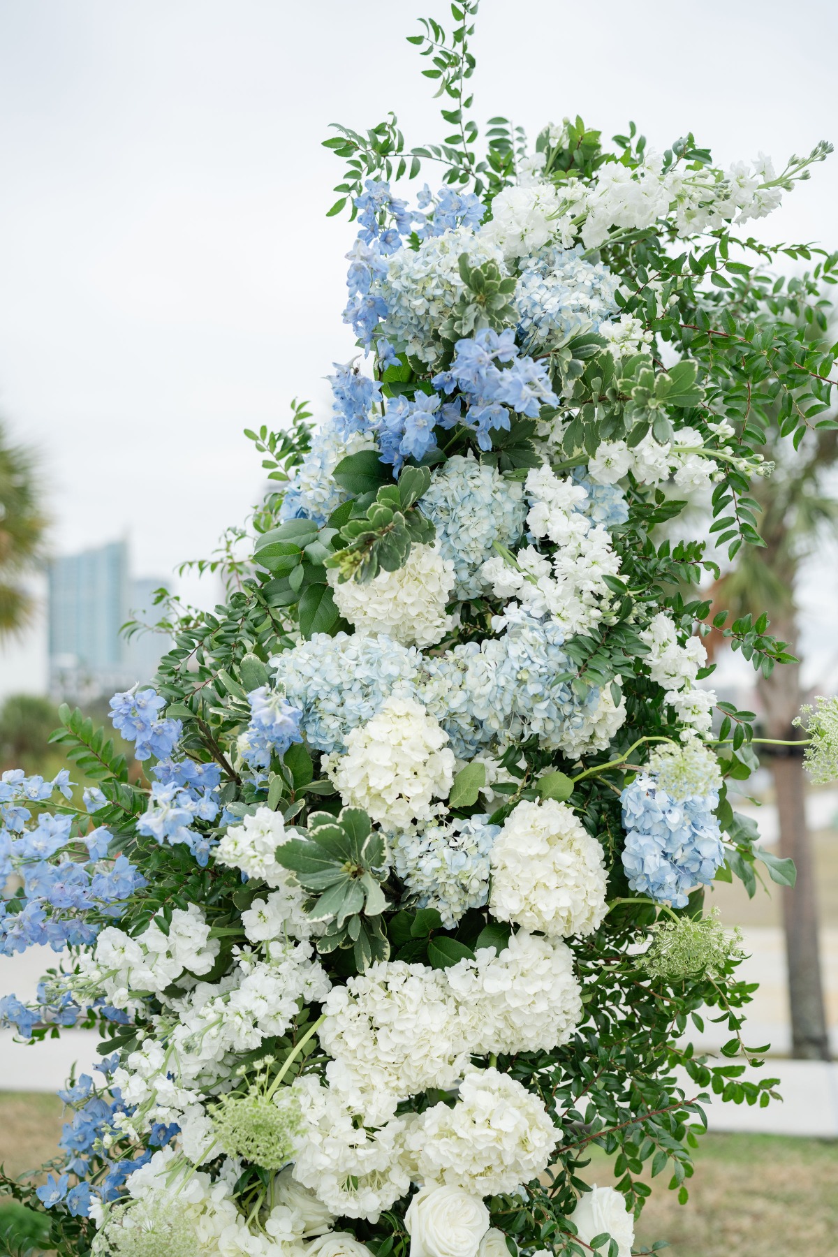 blue and white wedding flower ideas