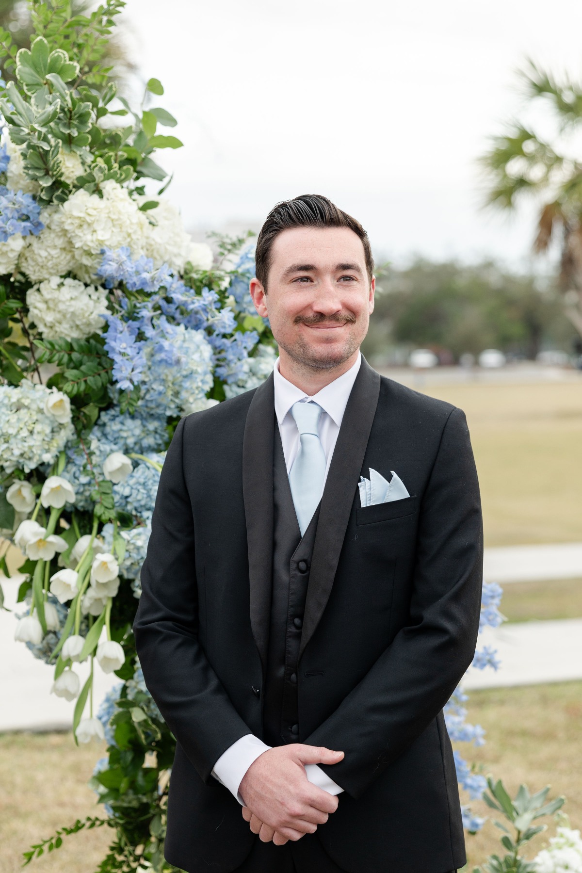 blue and white wedding arch ideas