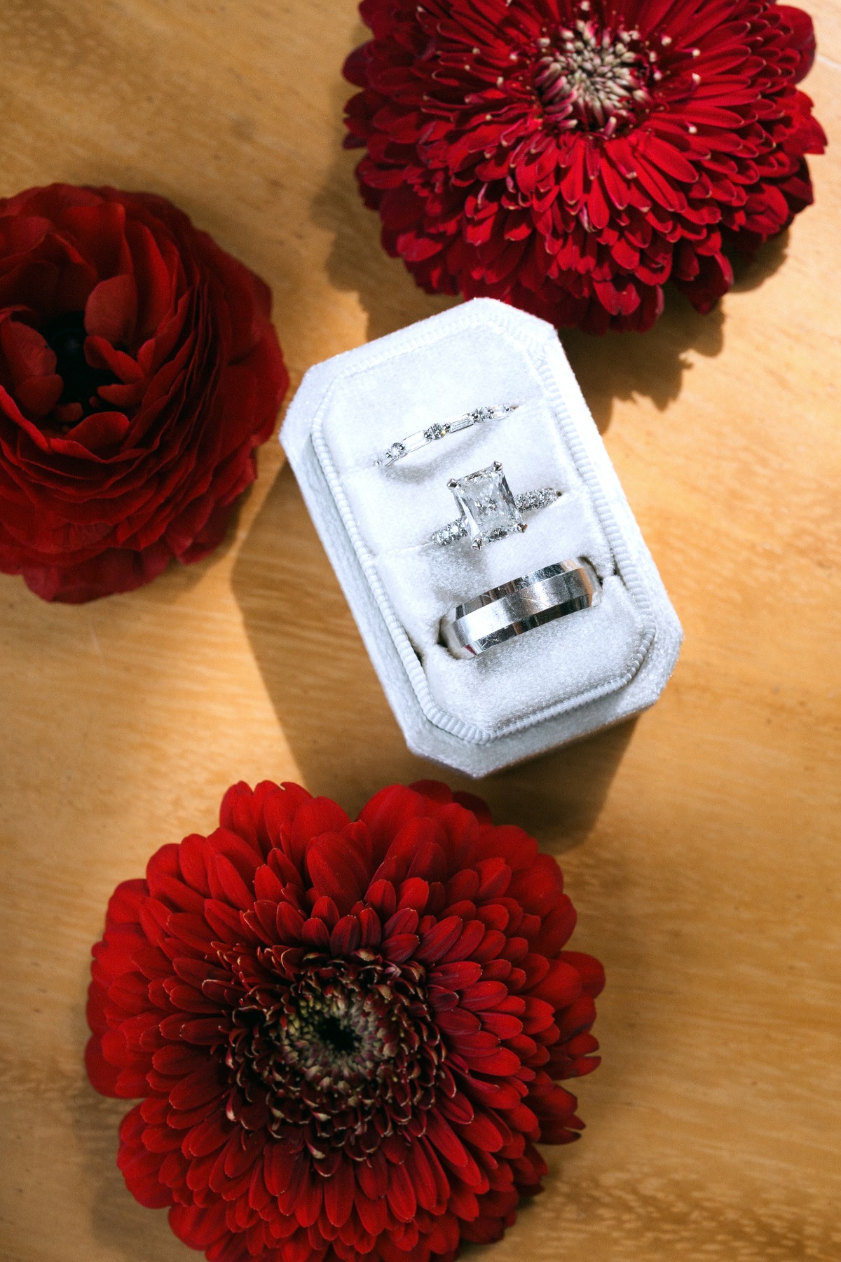 red and white wedding details photo ideas