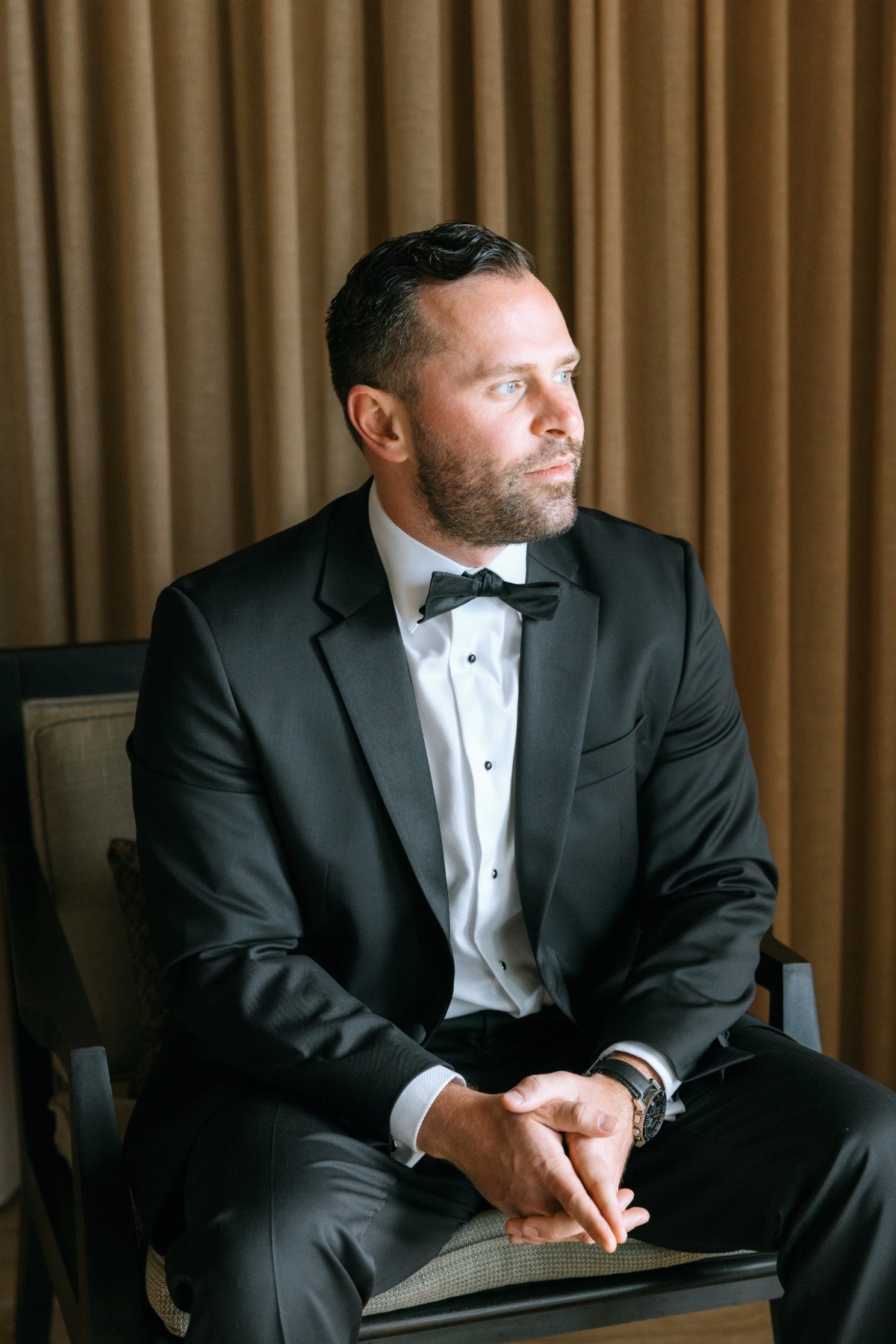 groom in black tuxedo