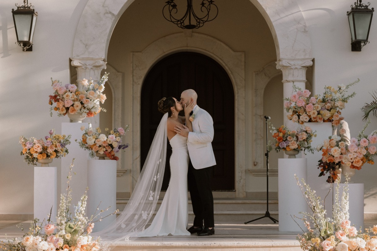 bride and groom kiss photo ideas