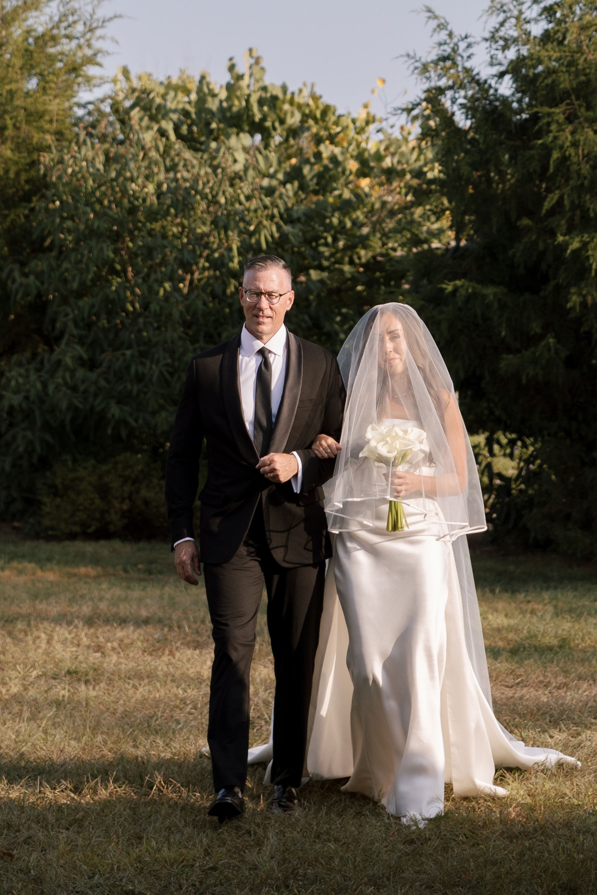father walking daughter down the aisle