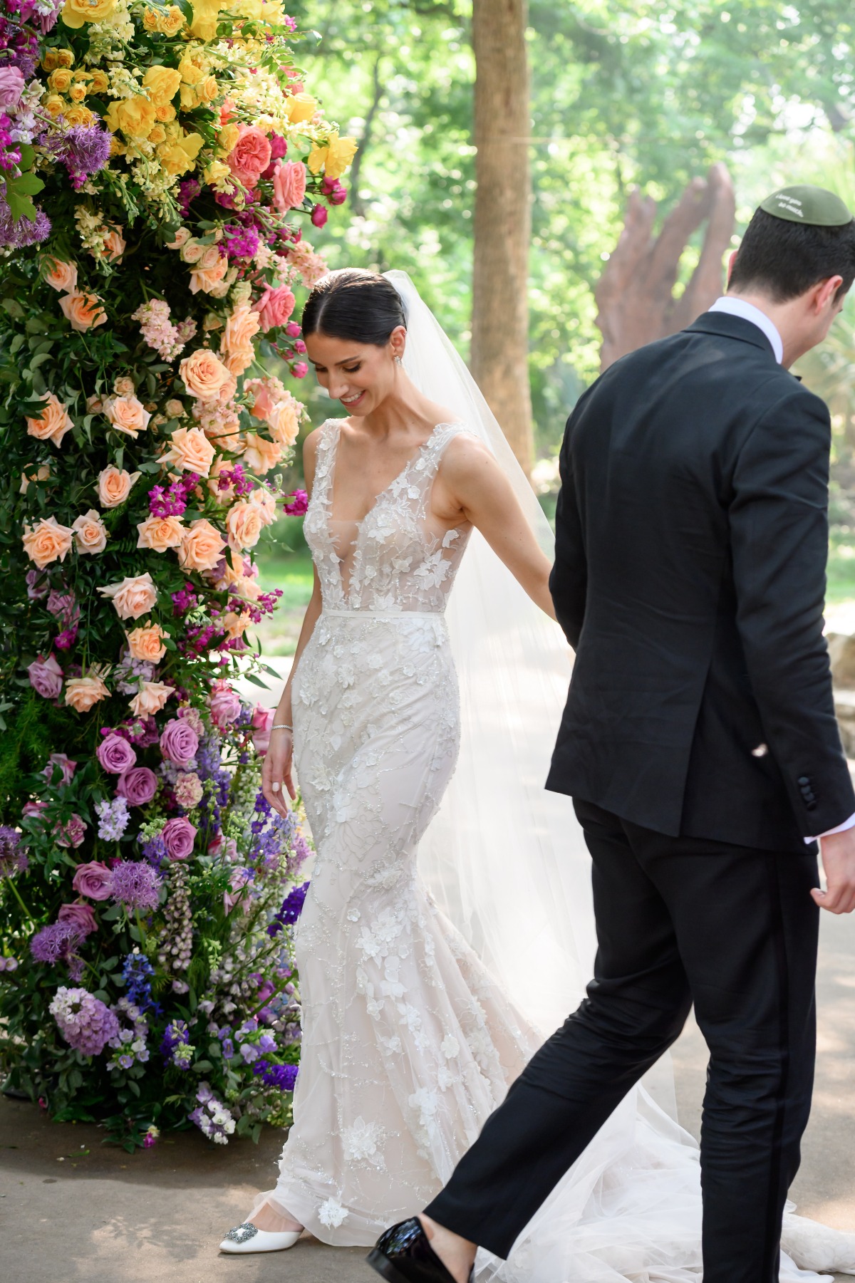 cute pose idea for wedding photos