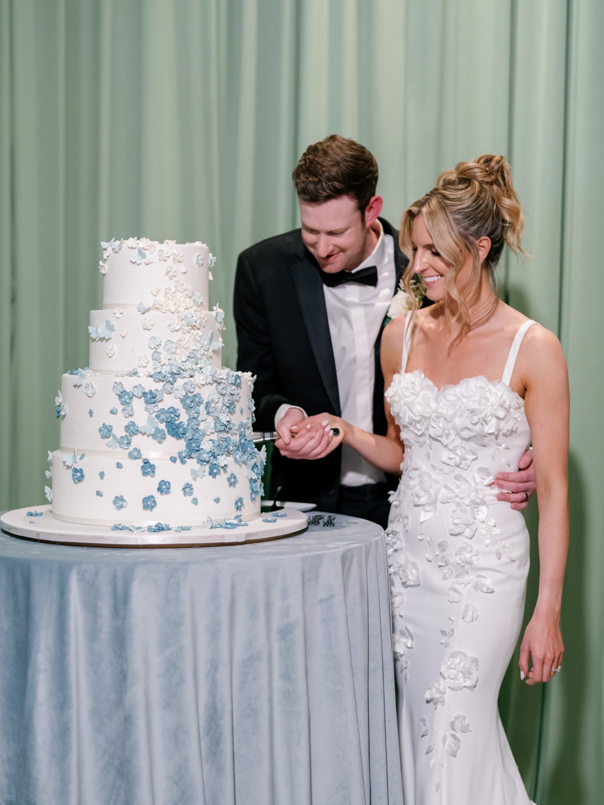 timeless wedding cake