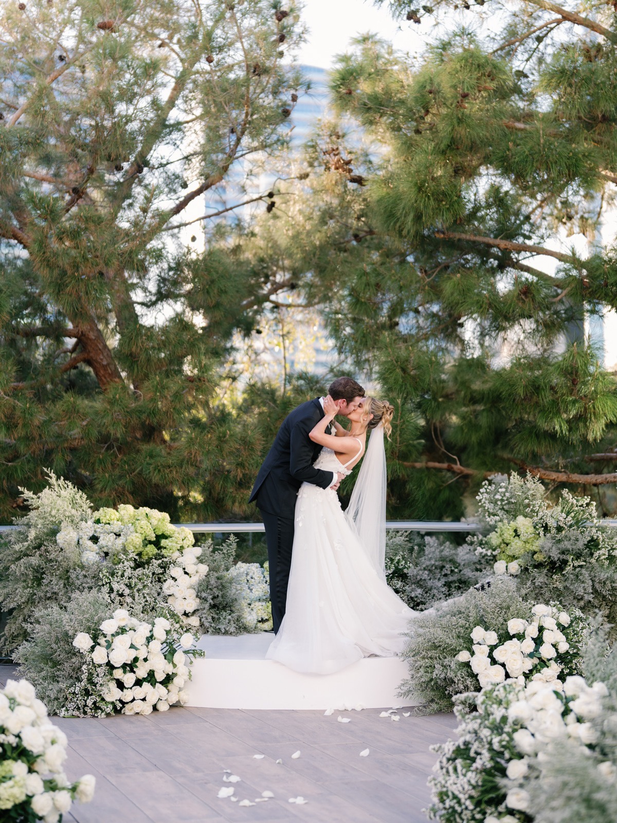 wedding ceremony kiss photo ideas
