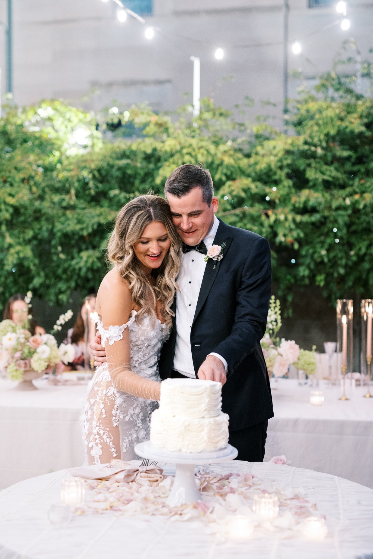 galia lahav real bride cutting wedding cake