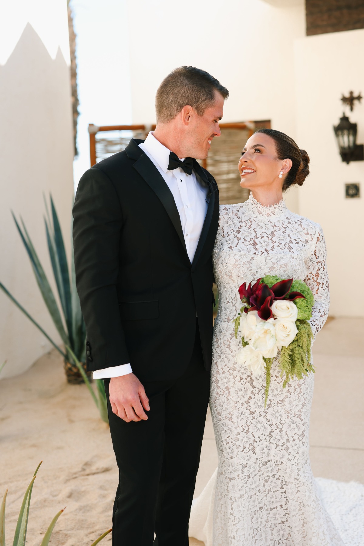 couples poses for wedding